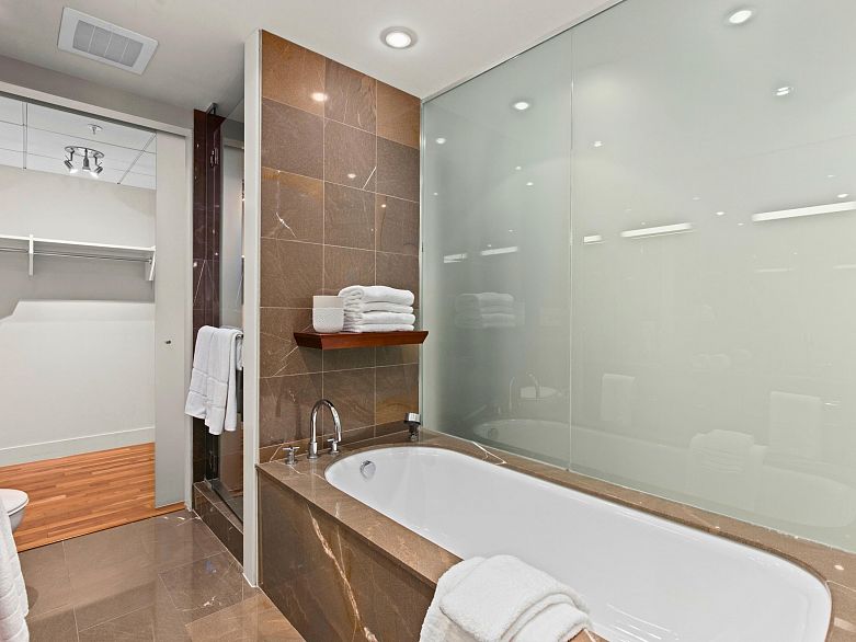 2803 1077 W Cordova Street