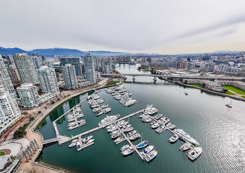 D7 1088 Marinaside Crescent