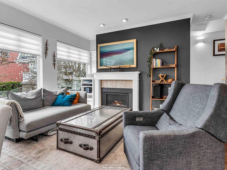 4 2315 W 10th Avenue