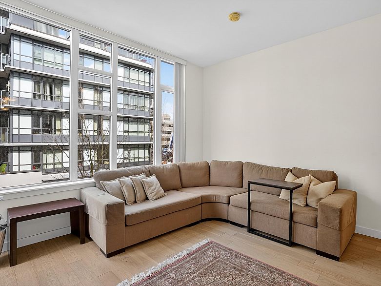 301 2565 Maple Street