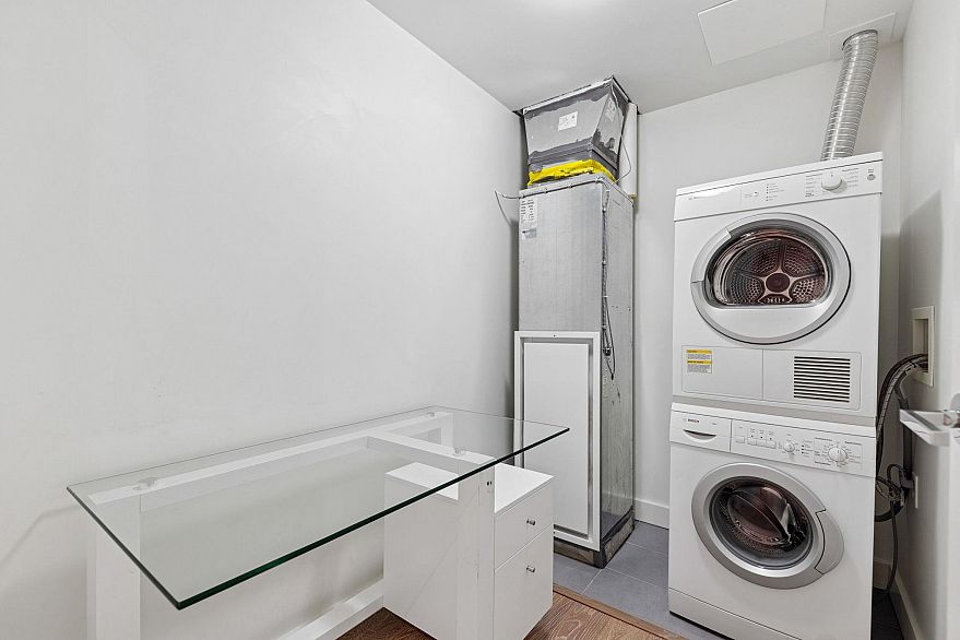 206 1477 W Pender Street