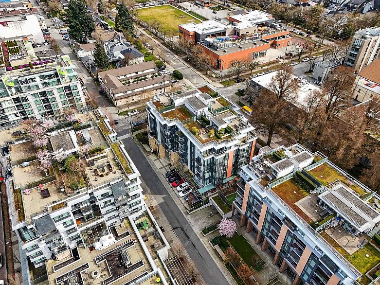 301 2565 Maple Street