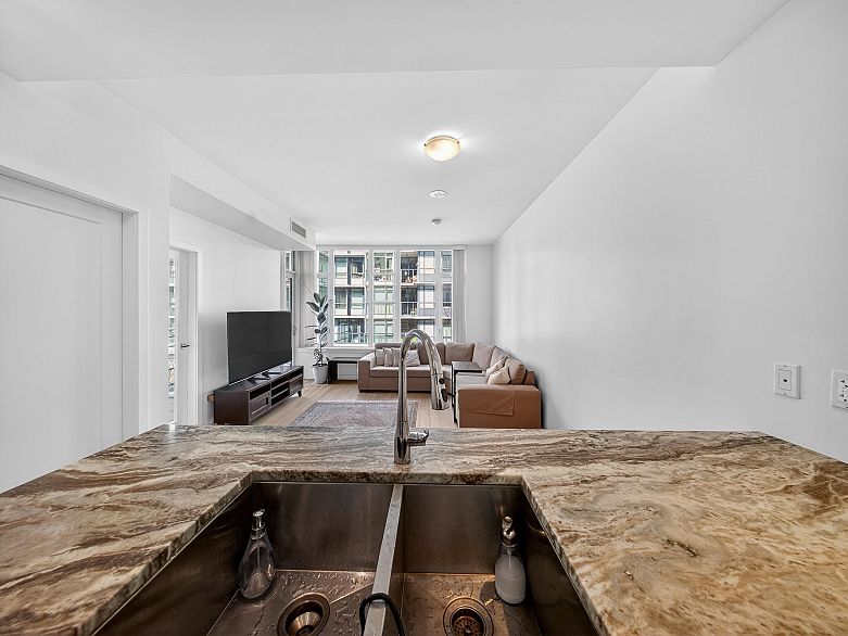 301 2565 Maple Street