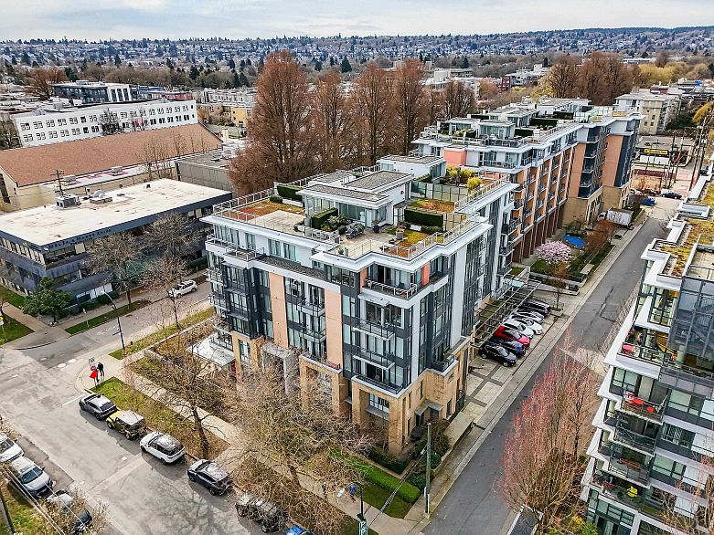 301 2565 Maple Street