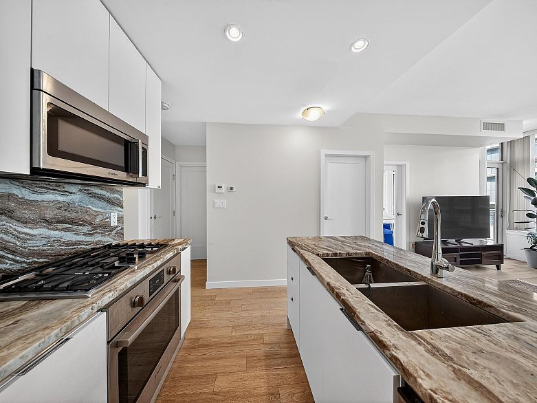 301 2565 Maple Street