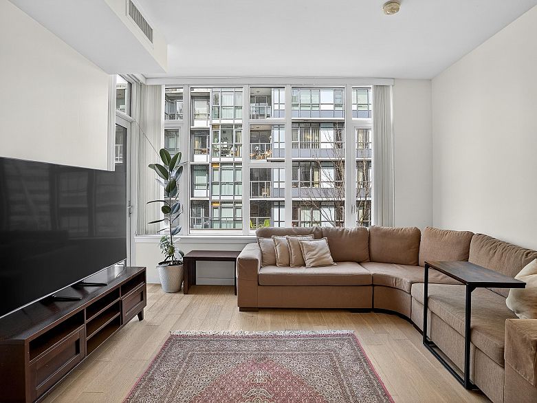 301 2565 Maple Street