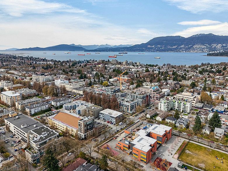 301 2565 Maple Street