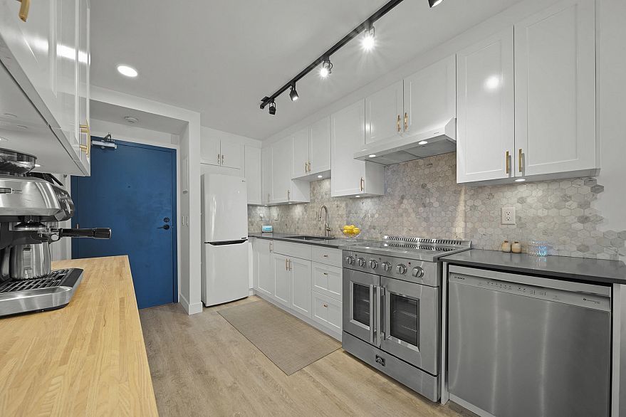 109 2125 York Avenue