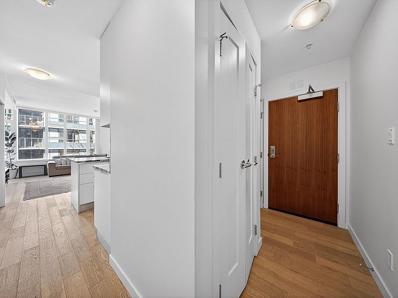 301 2565 Maple Street