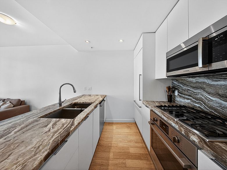 301 2565 Maple Street