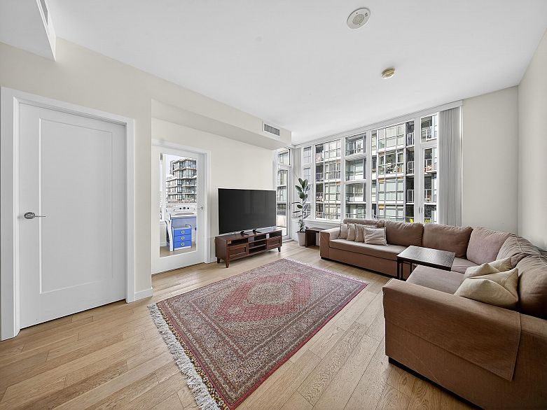 301 2565 Maple Street