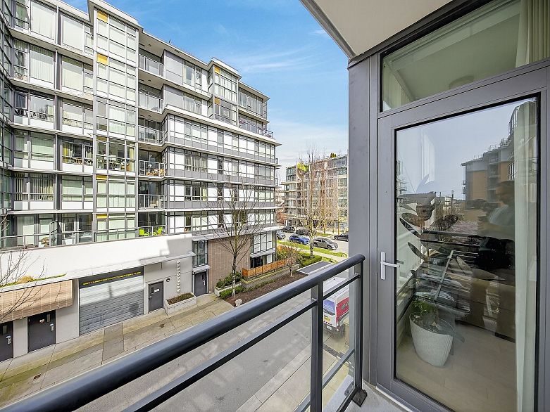 301 2565 Maple Street