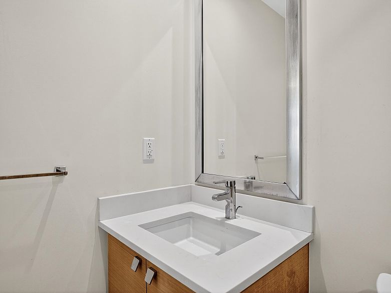 301 2565 Maple Street