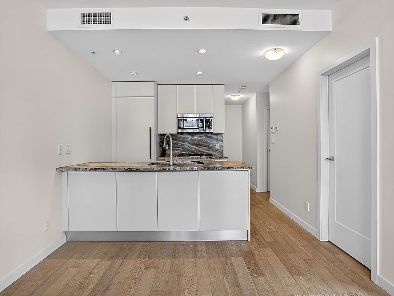 301 2565 Maple Street