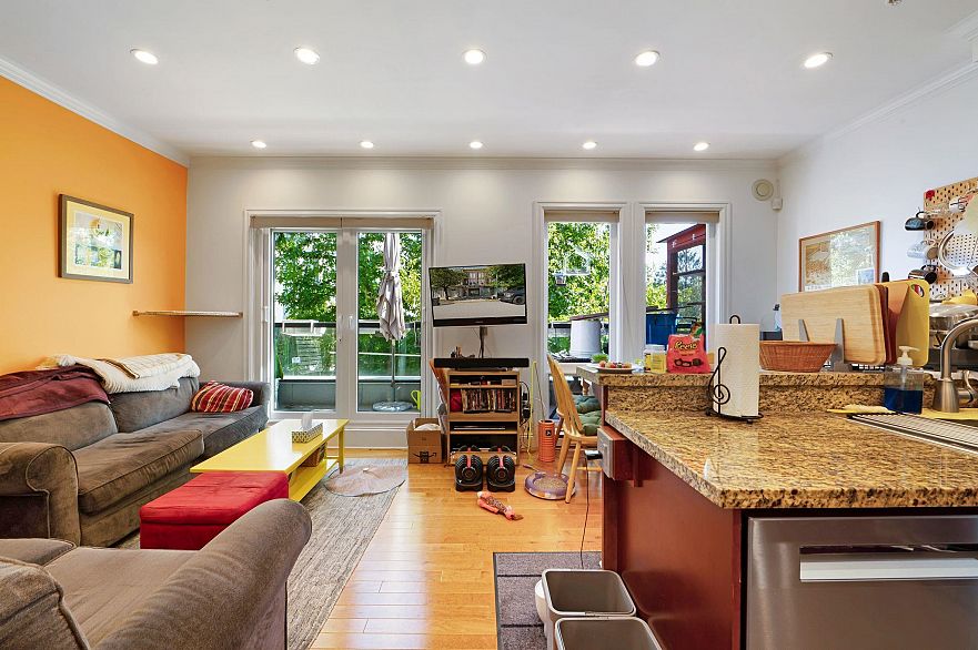 201 75 N Renfrew Street