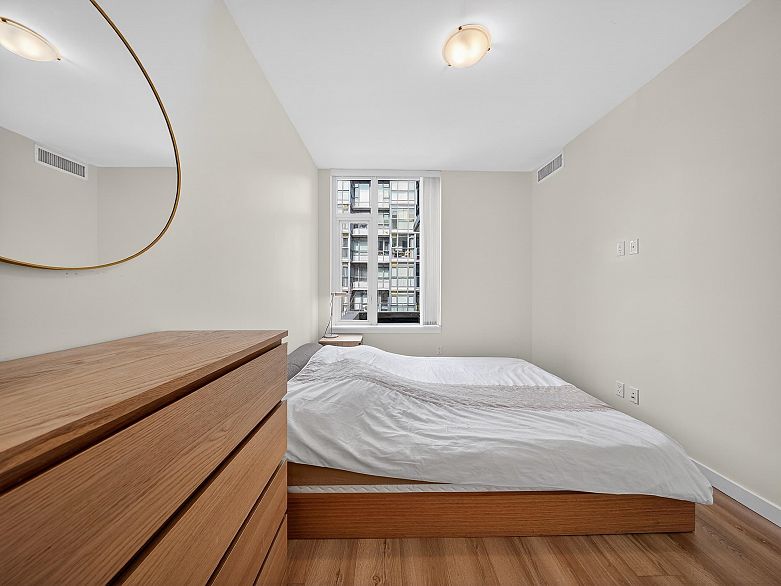 301 2565 Maple Street