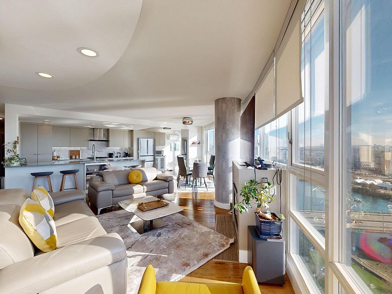 2706 1033 Marinaside Crescent