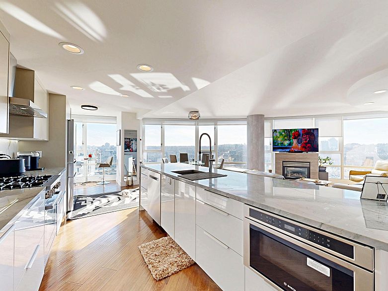 2706 1033 Marinaside Crescent