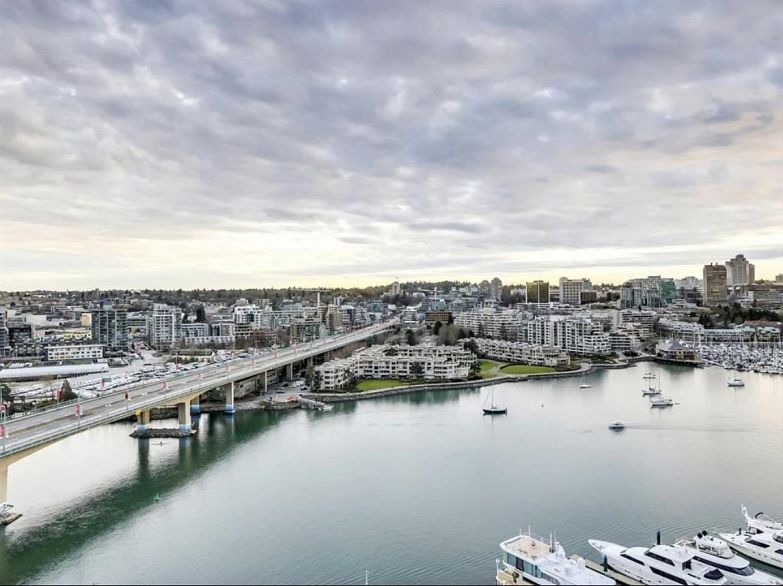 2706 1033 Marinaside Crescent