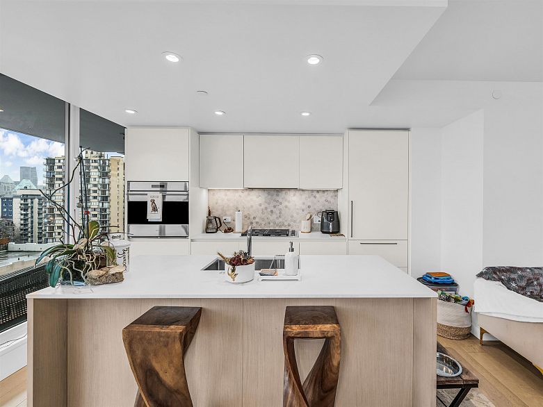 1401 1365 Davie Street