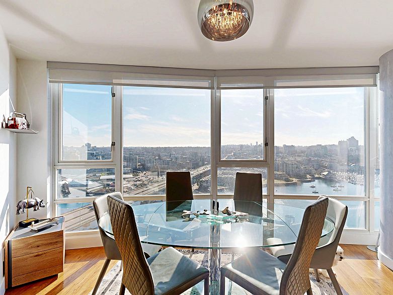 2706 1033 Marinaside Crescent