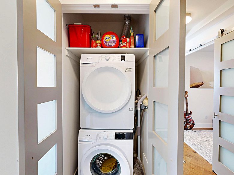 2706 1033 Marinaside Crescent