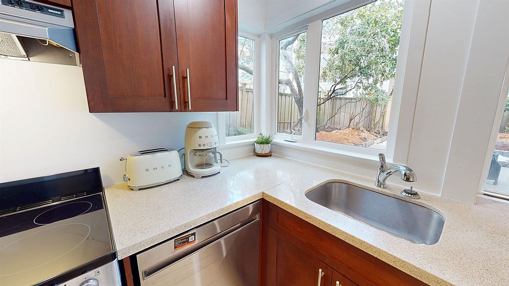 104 633 W 16th Avenue