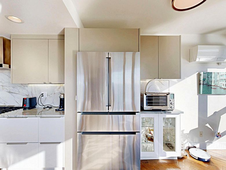 2706 1033 Marinaside Crescent