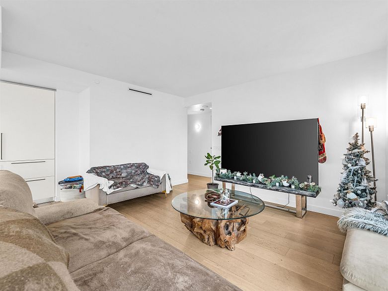 1401 1365 Davie Street