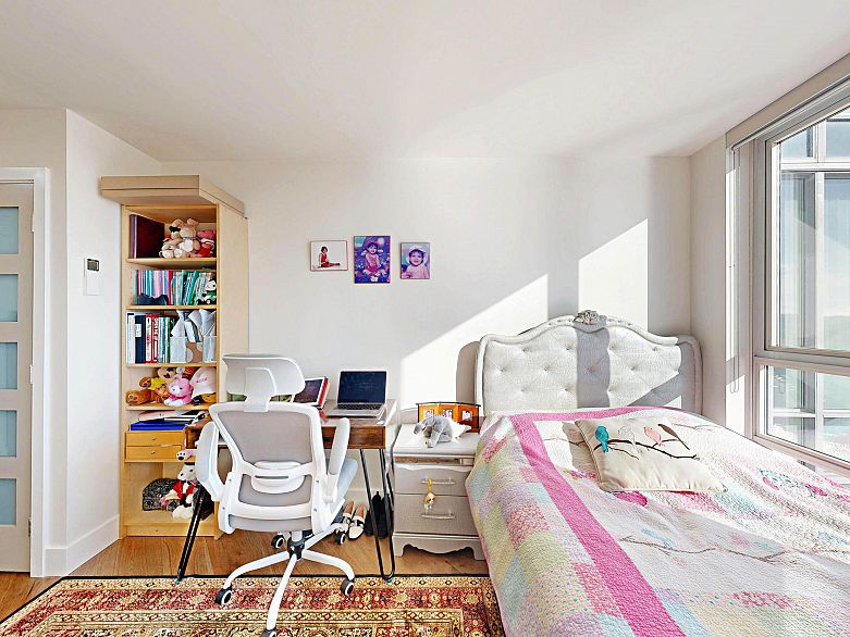 2706 1033 Marinaside Crescent