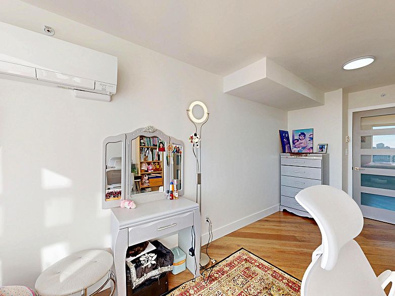 2706 1033 Marinaside Crescent