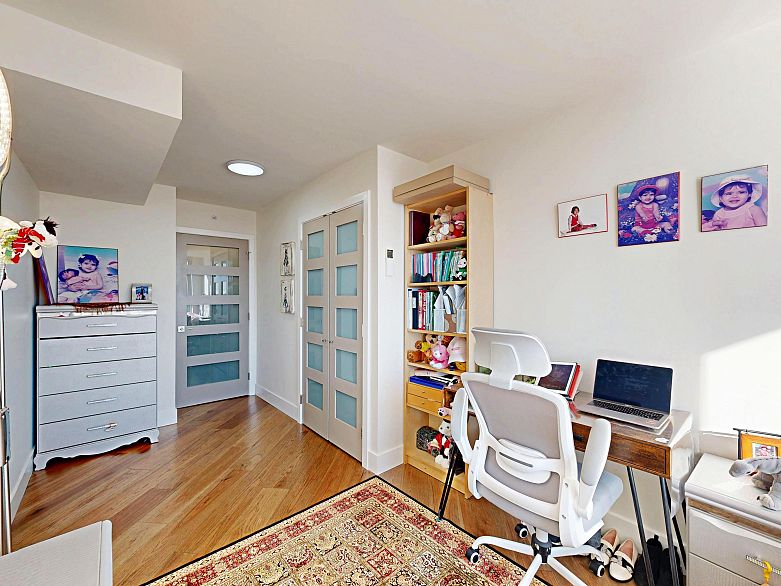 2706 1033 Marinaside Crescent