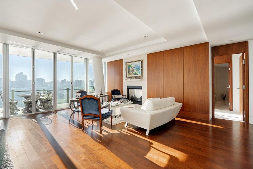 1703 1560 Homer Mews