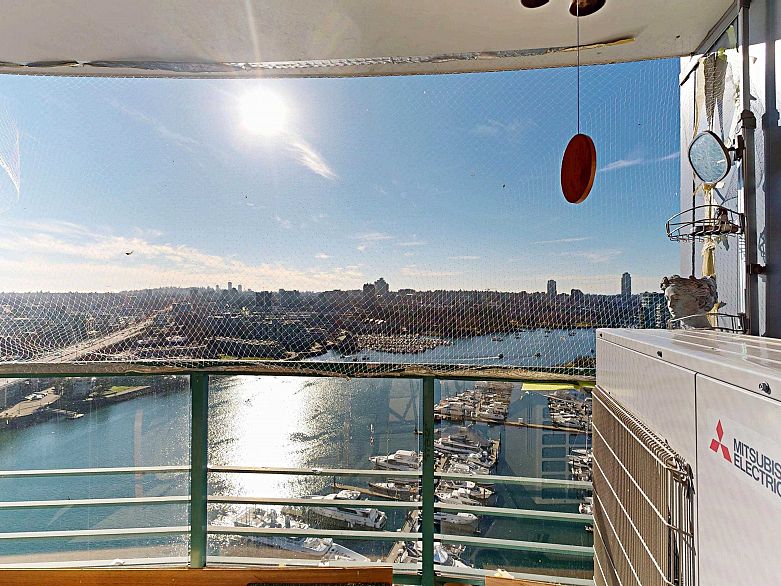 2706 1033 Marinaside Crescent