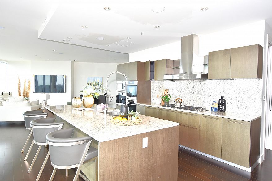 5104 1128 W Georgia Street