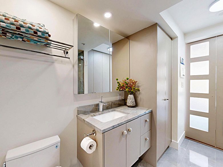 2706 1033 Marinaside Crescent