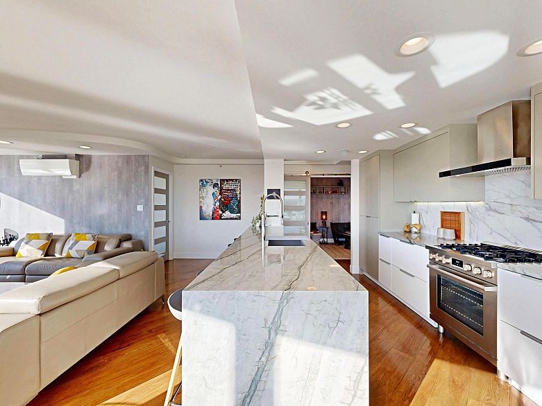 2706 1033 Marinaside Crescent