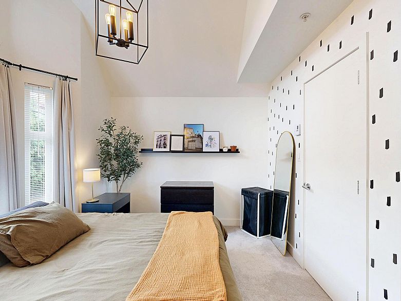 101 1672 E Pender Street