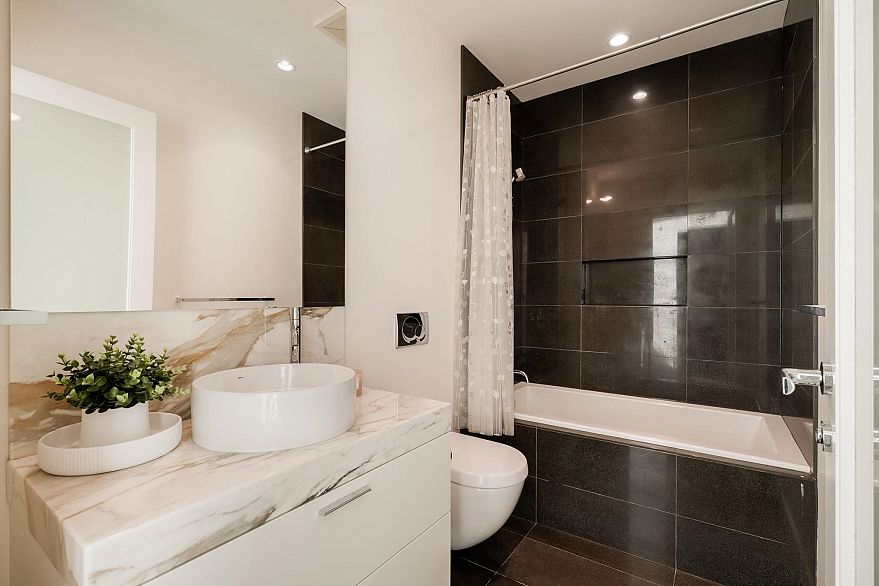 2201 277 Thurlow Street