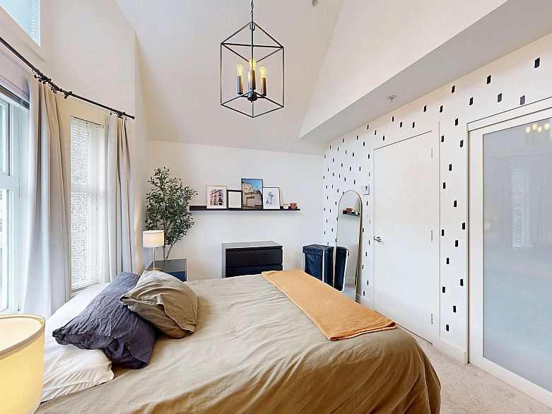 101 1672 E Pender Street