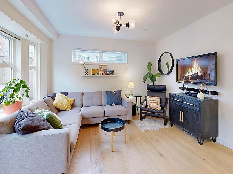 101 1672 E Pender Street