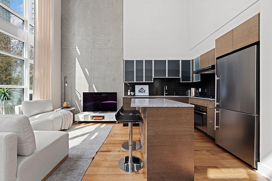 403 988 Richards Street