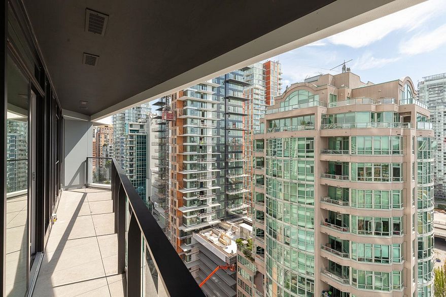 1701 889 Pacific Street