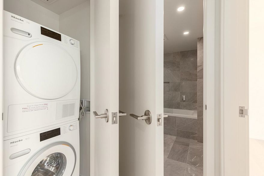 1701 889 Pacific Street