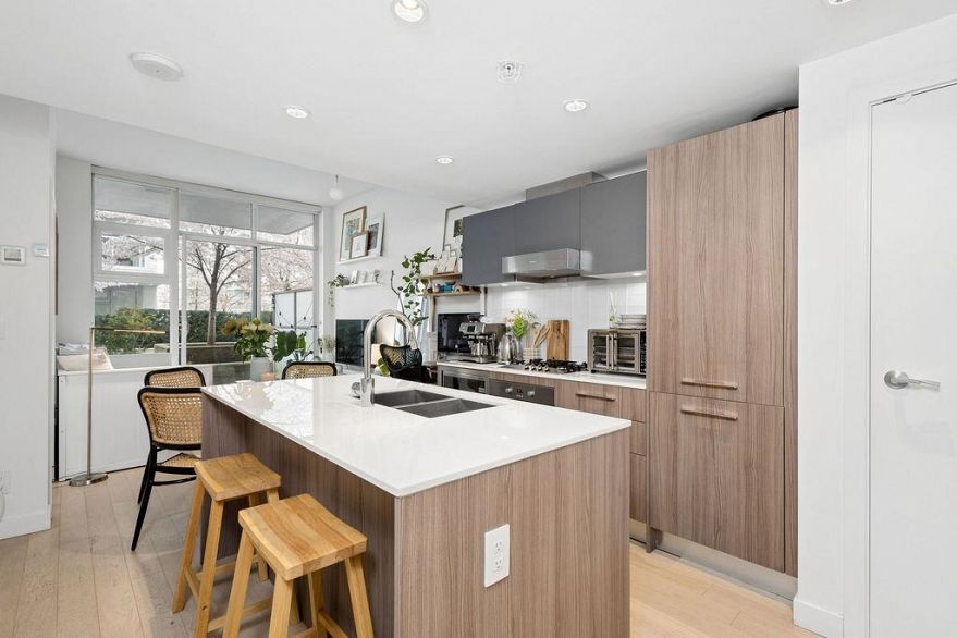 328 2220 Kingsway Street