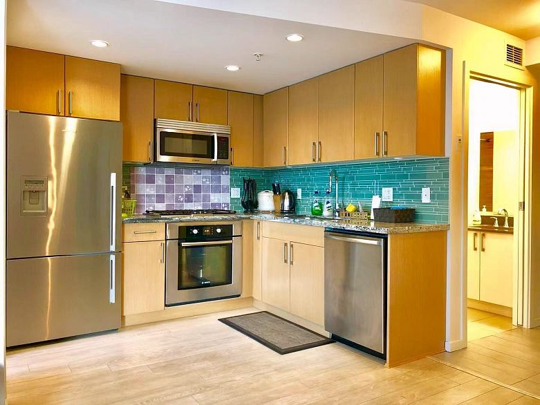 613 1887 Crowe Street