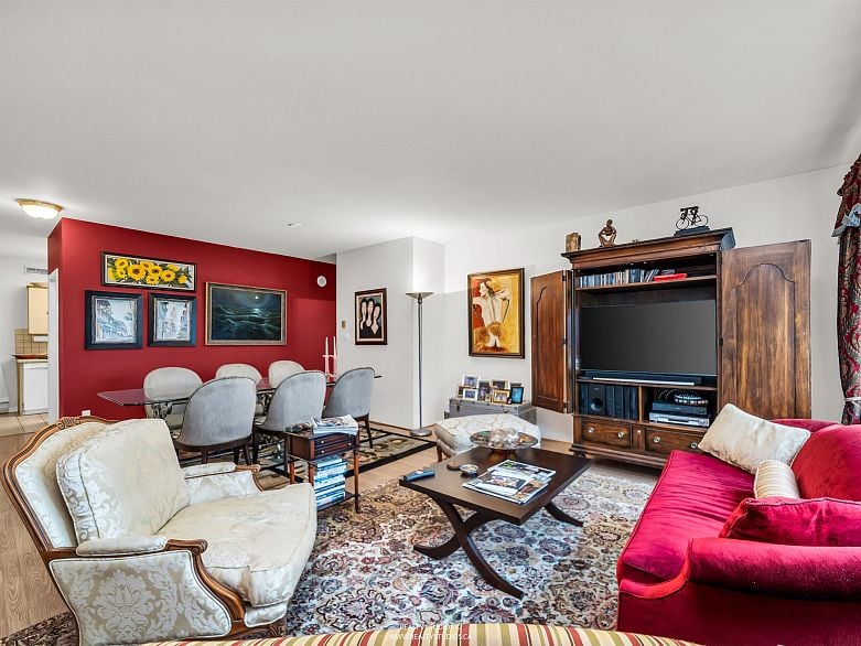 302 1311 Beach Avenue