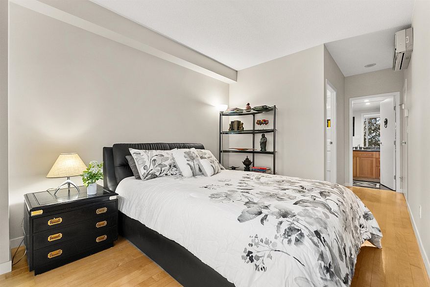 1053 Marinaside Crescent