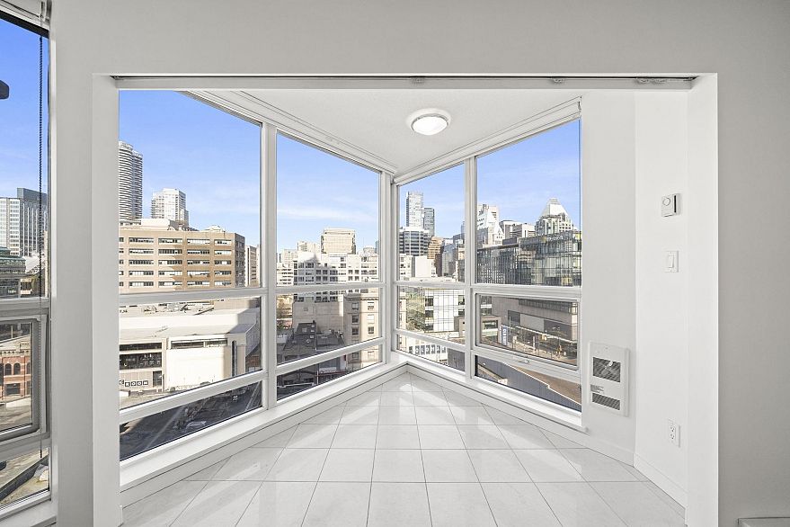 910 833 Seymour Street