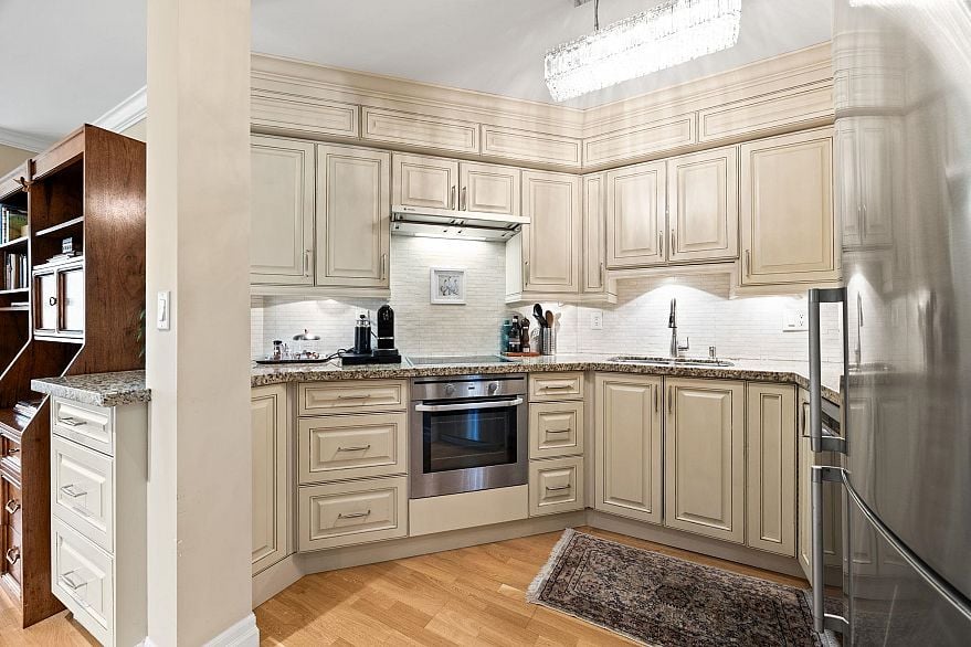 203 1125 Gilford Street